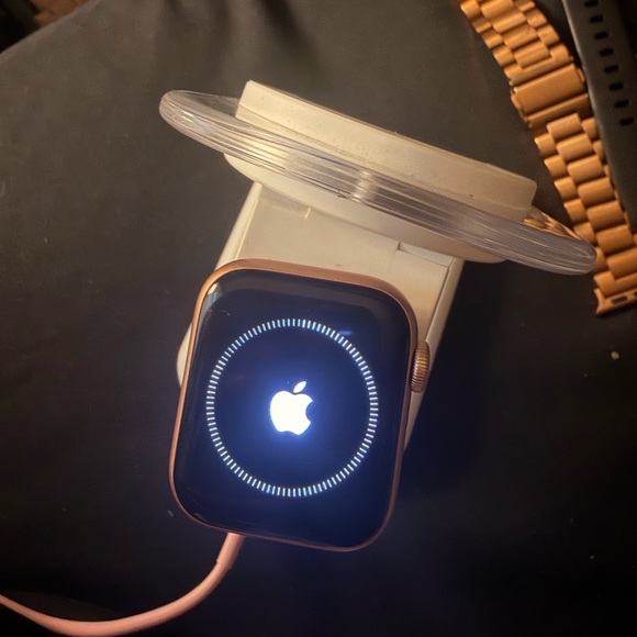APPLE WATCH SE 40mm Rose Gold - Picture 3 of 11